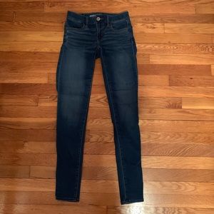 Women’s low waisted blue skinny jeans